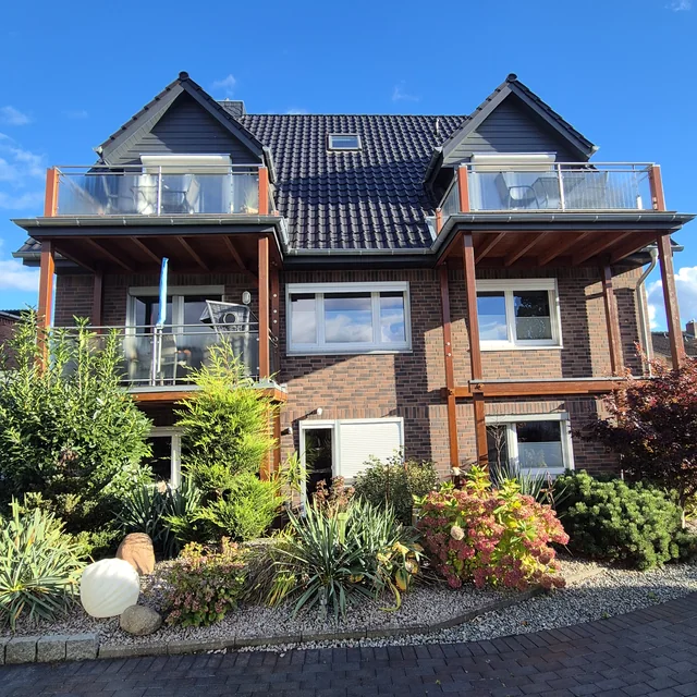 Frontansicht der Balkone am Haus Passat mit Strandkorb und Garten